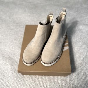 Womens boots size 7.5